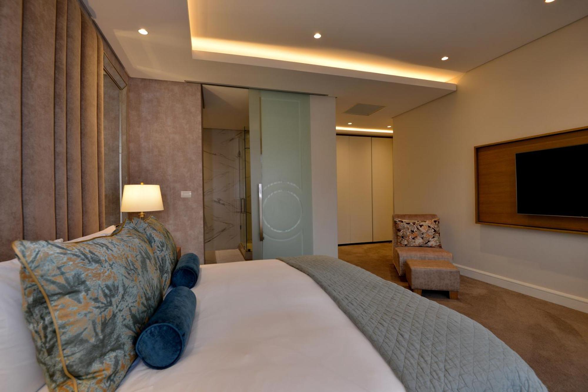 The Houghton Hotel, Spa, Wellness & Golf Johannesburg Exterior photo A bedroom at the hotel
